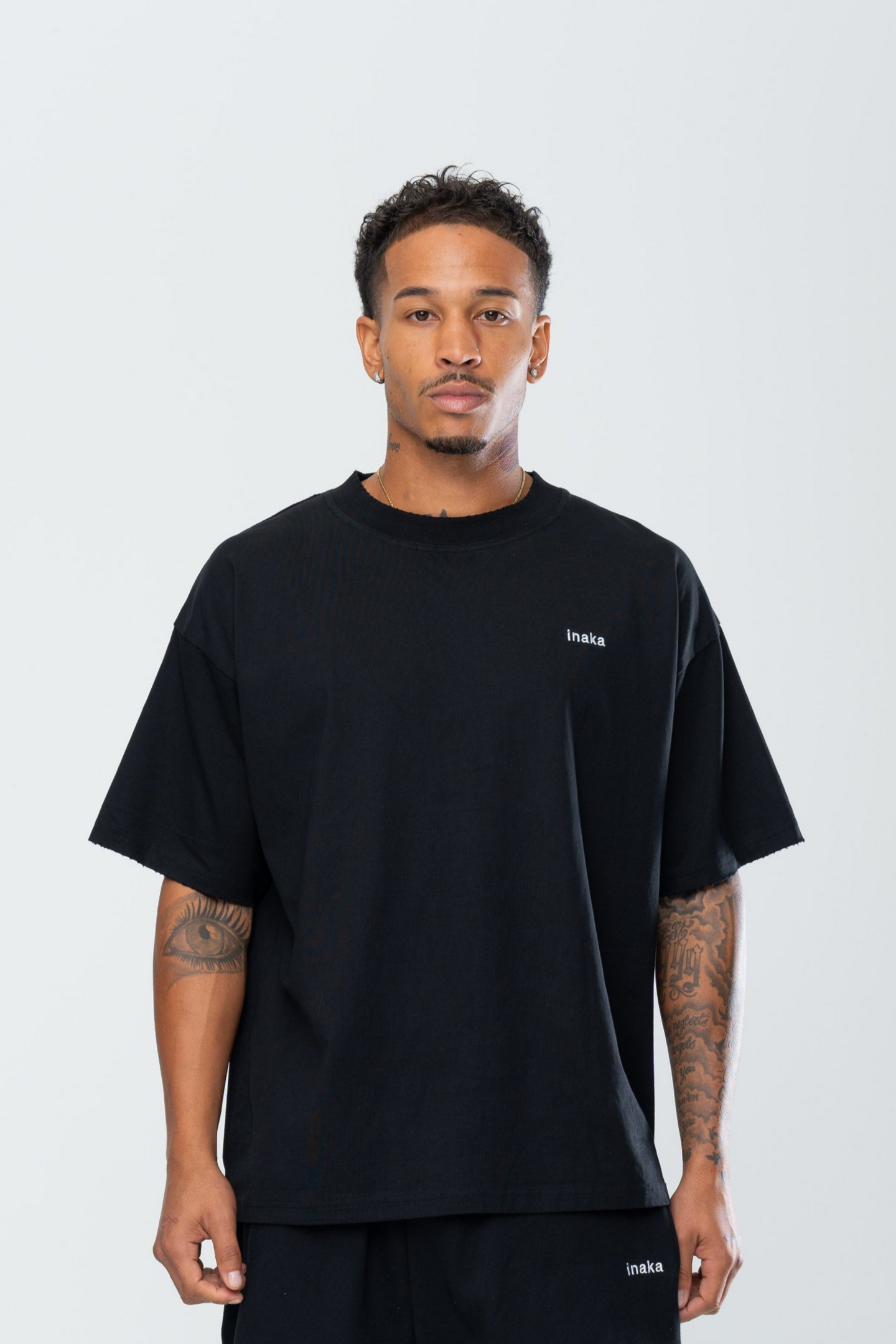 BASICS DISTRESSED TEE - BLACK