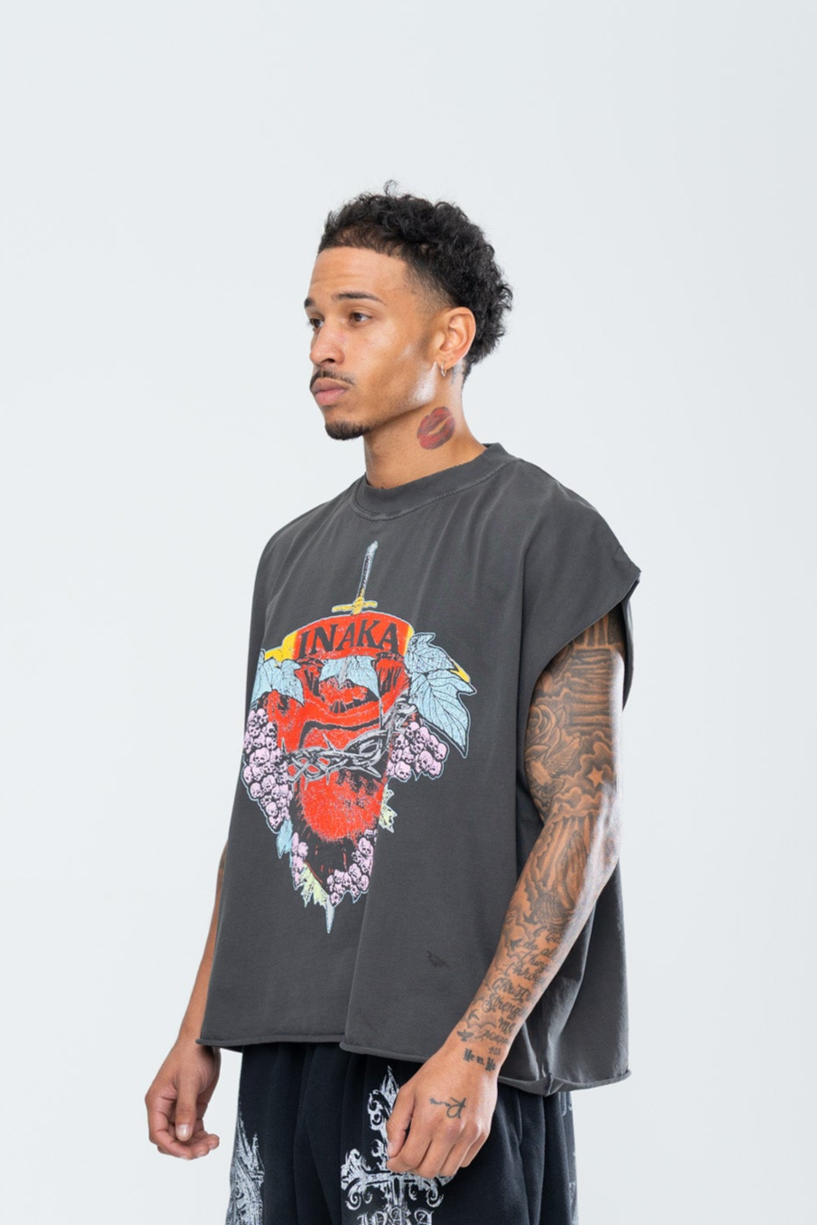 HEARTLESS CUTOFF TEE - VINTAGE BLACK