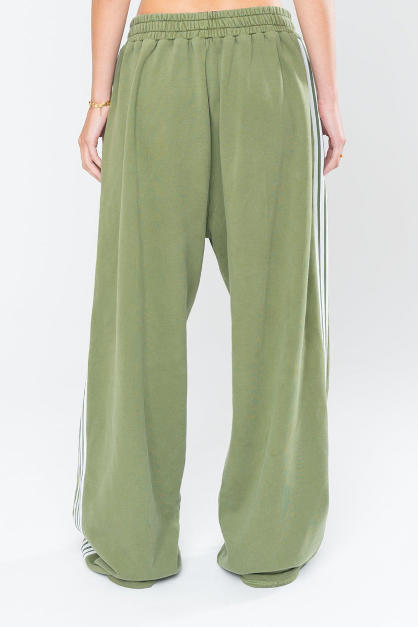 SPORTSWEAR BAGGY SWEATPANTS - OLIVE