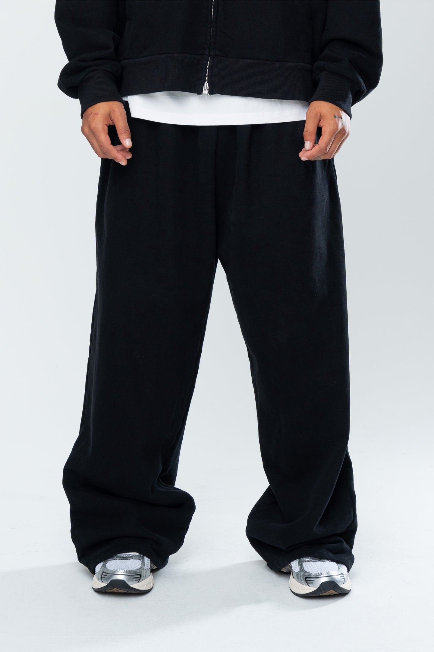 BASICS BAGGY SWEATS - BLACK