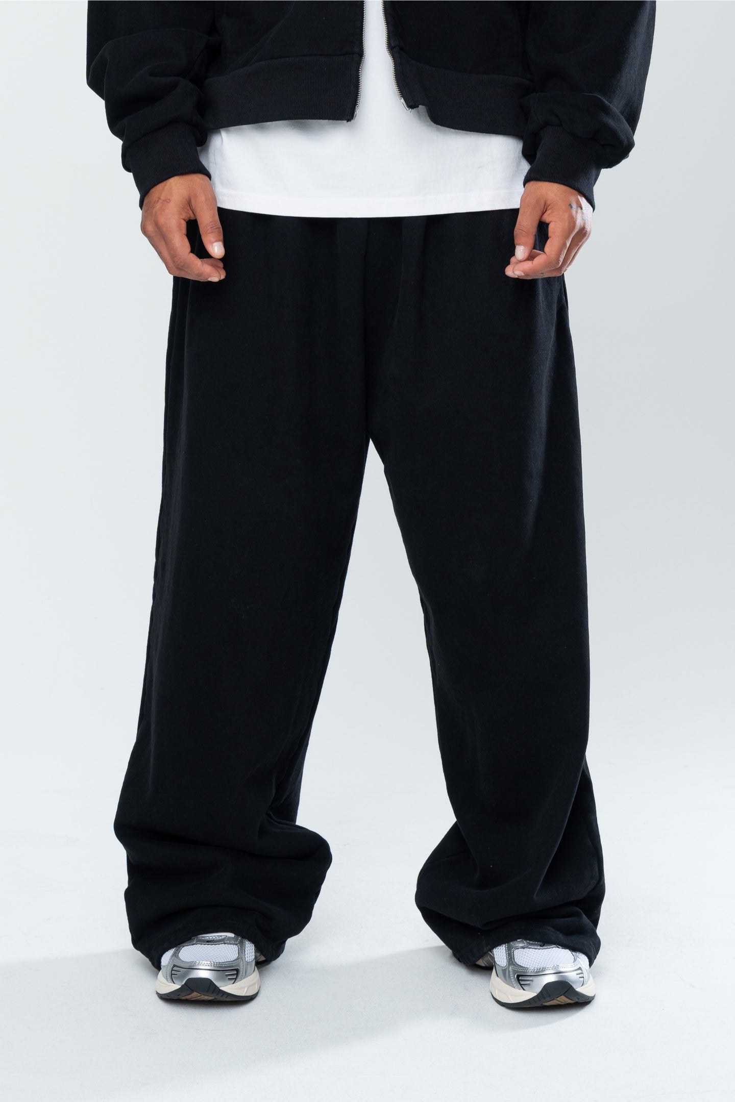 BASICS BAGGY SWEATS - BLACK