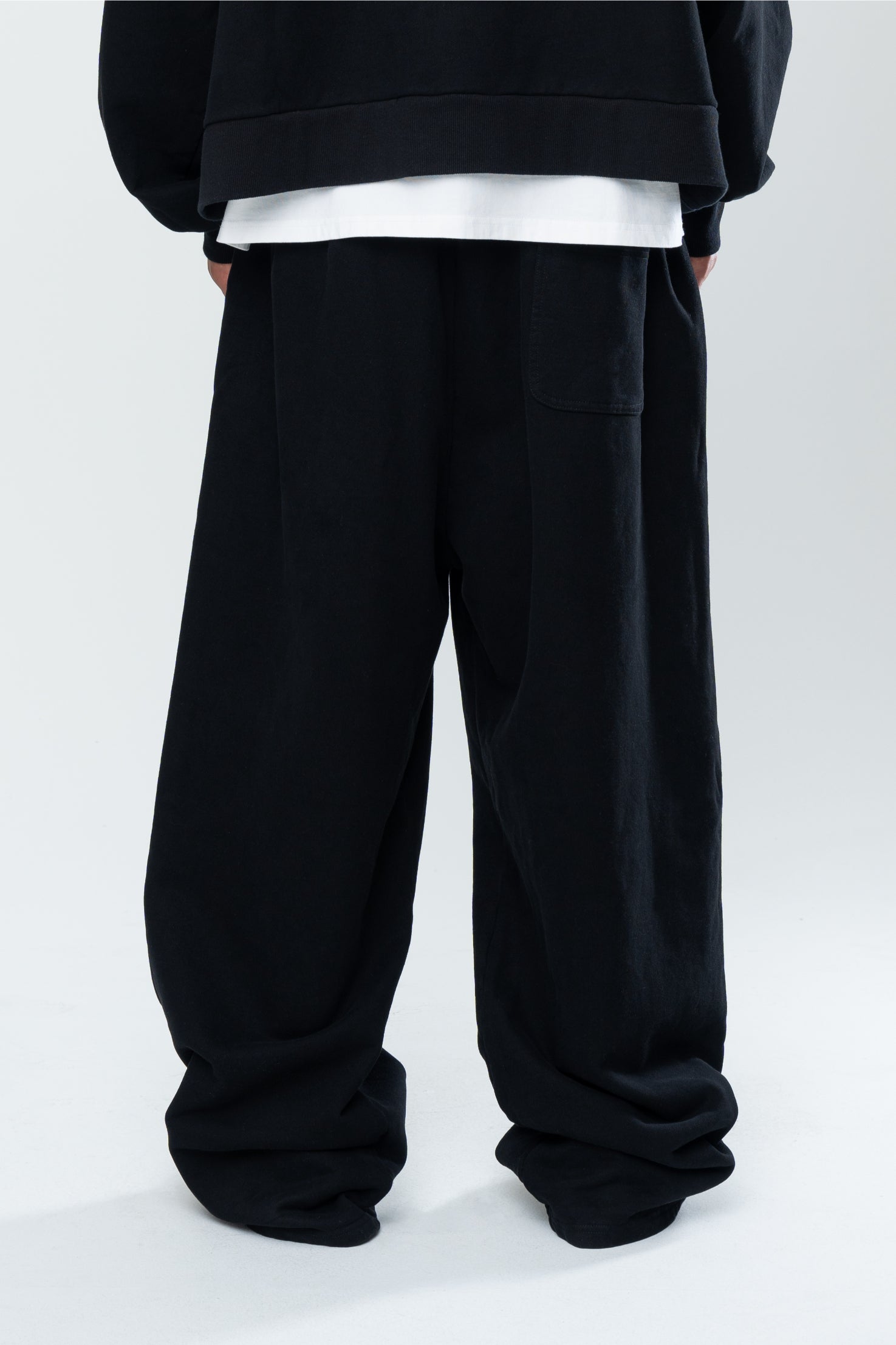 BASICS BAGGY SWEATS - BLACK