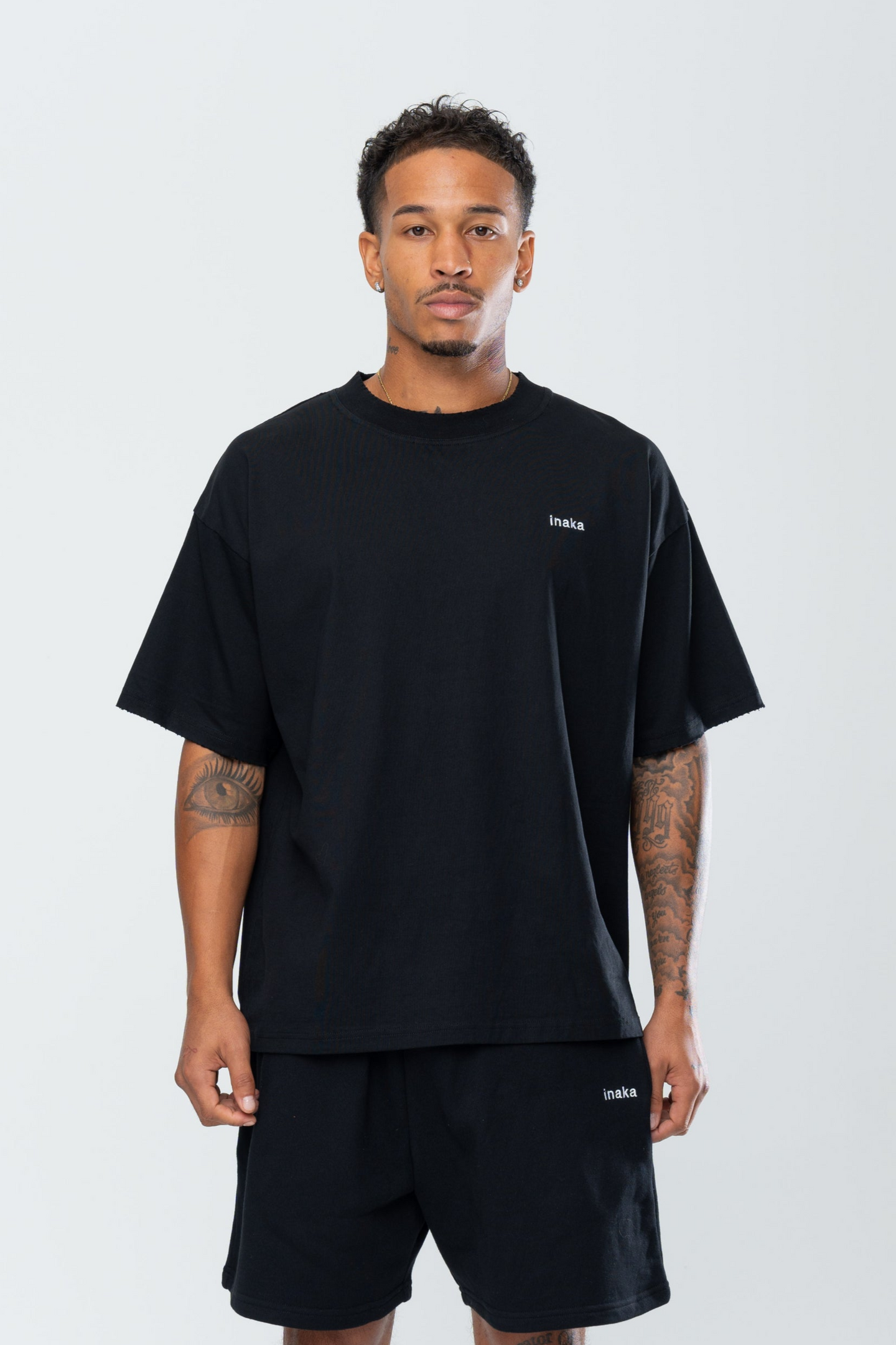 BASICS DISTRESSED TEE - BLACK