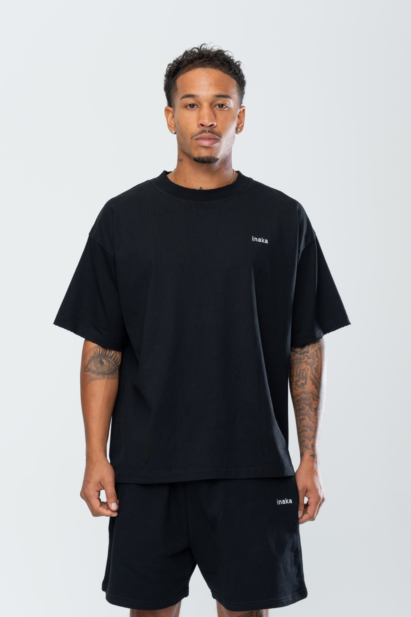 BASICS DISTRESSED TEE - BLACK