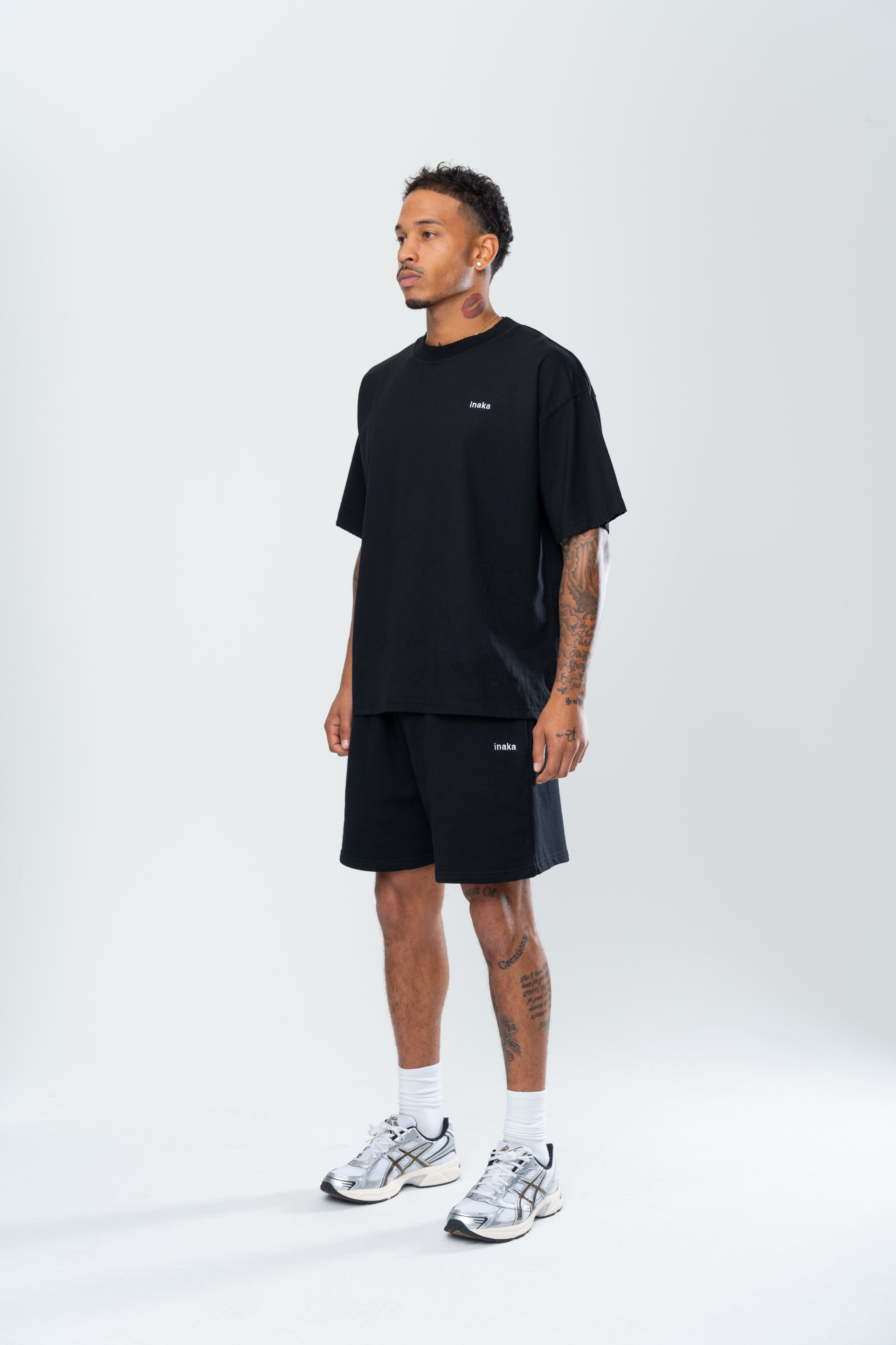 BASICS DISTRESSED TEE - BLACK