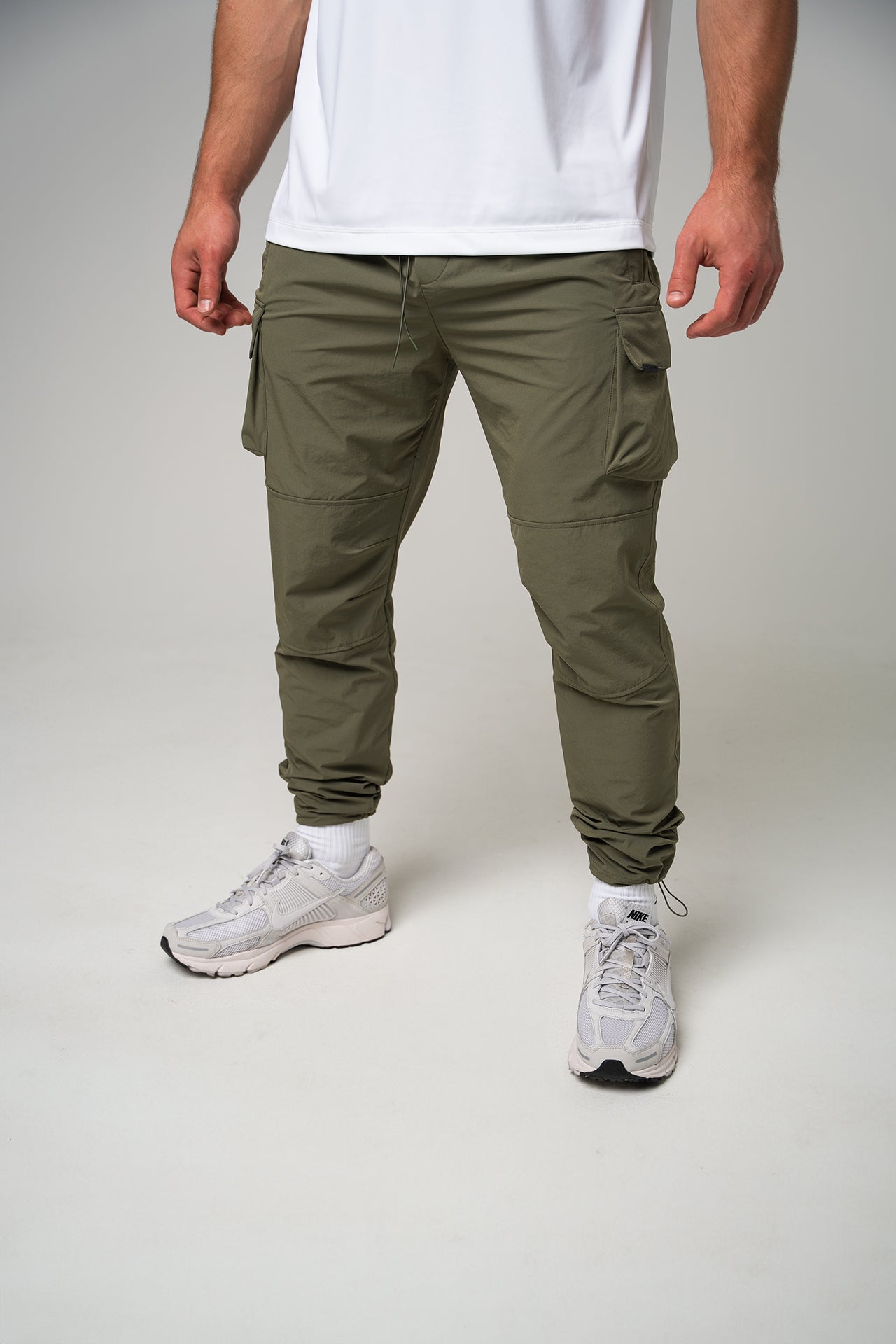 MEN'S PERFORMANCE TECH CARGO JOGGERS - OLIVE – Inaka Power