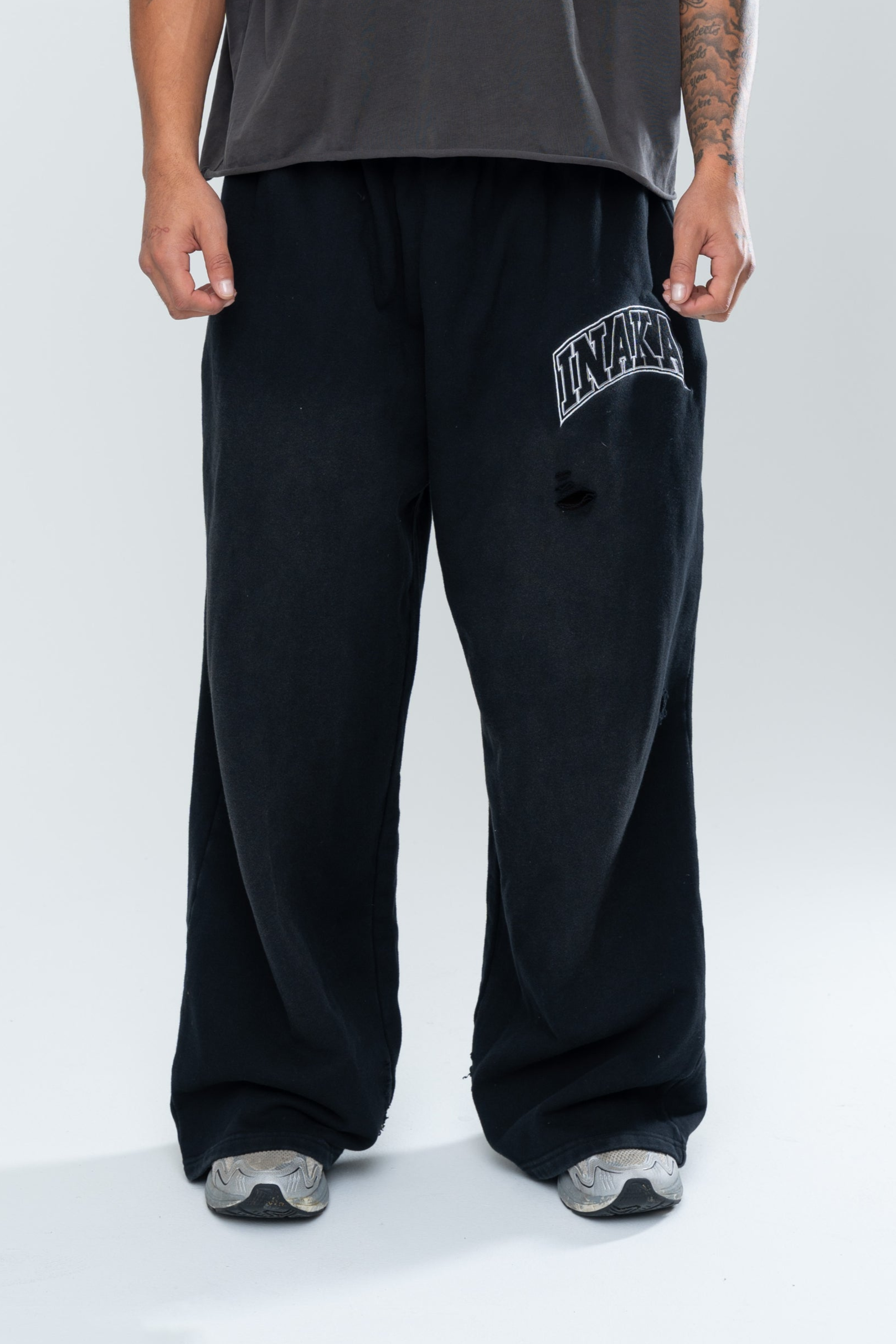 UNIVERSITY DISTRESSED BAGGY SWEATPANTS