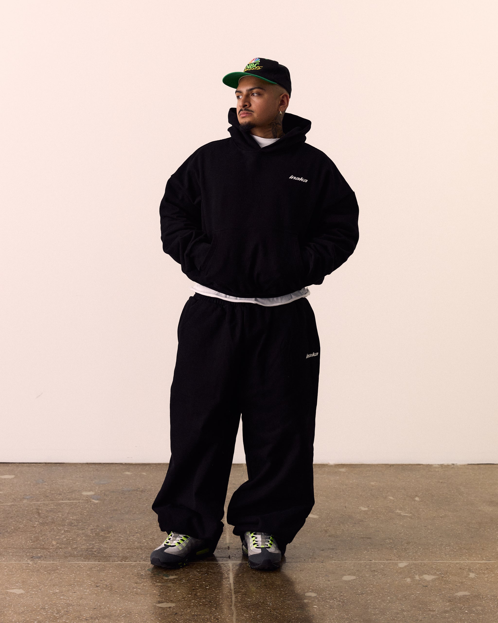 BASICS BAGGY SWEATPANTS - BLACK