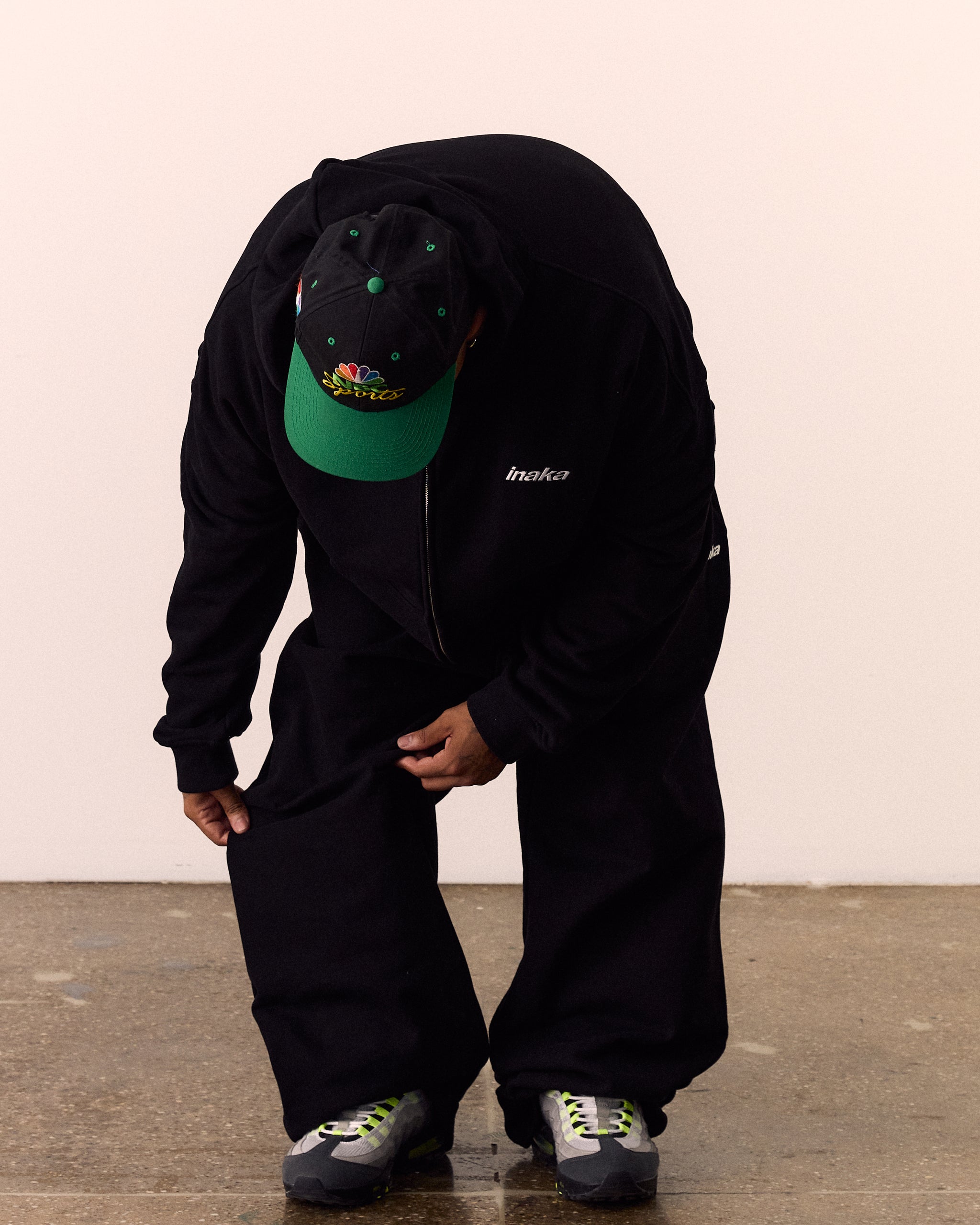 BASICS BAGGY SWEATPANTS - BLACK
