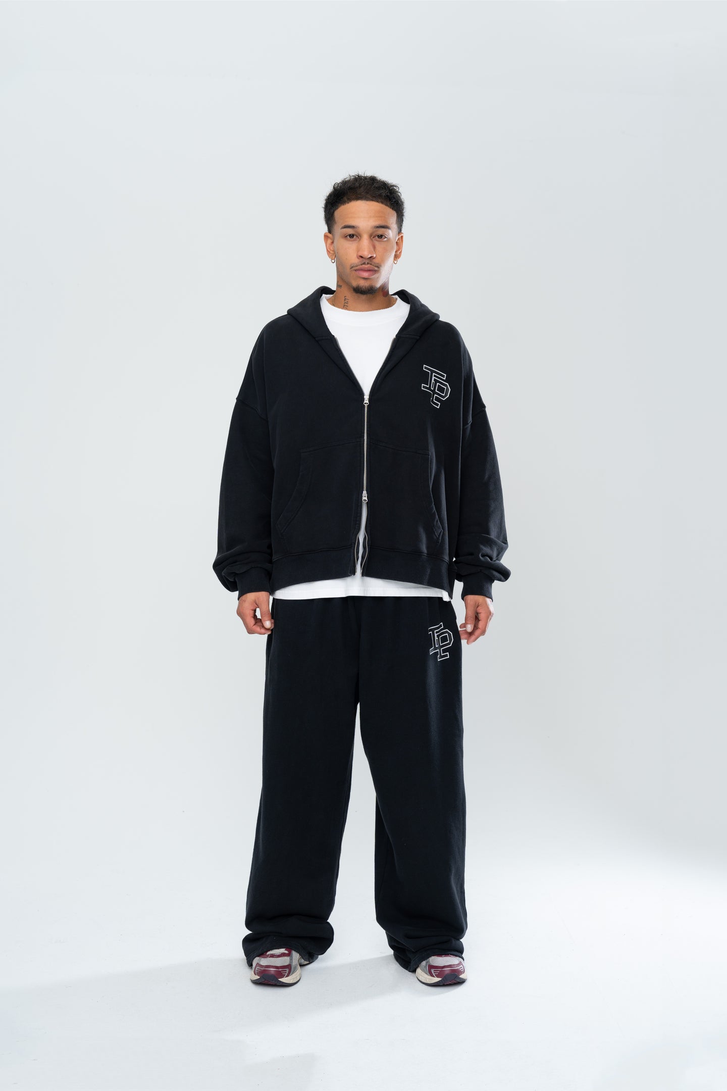 CLASSIC BAGGY SWEATS - BLACK