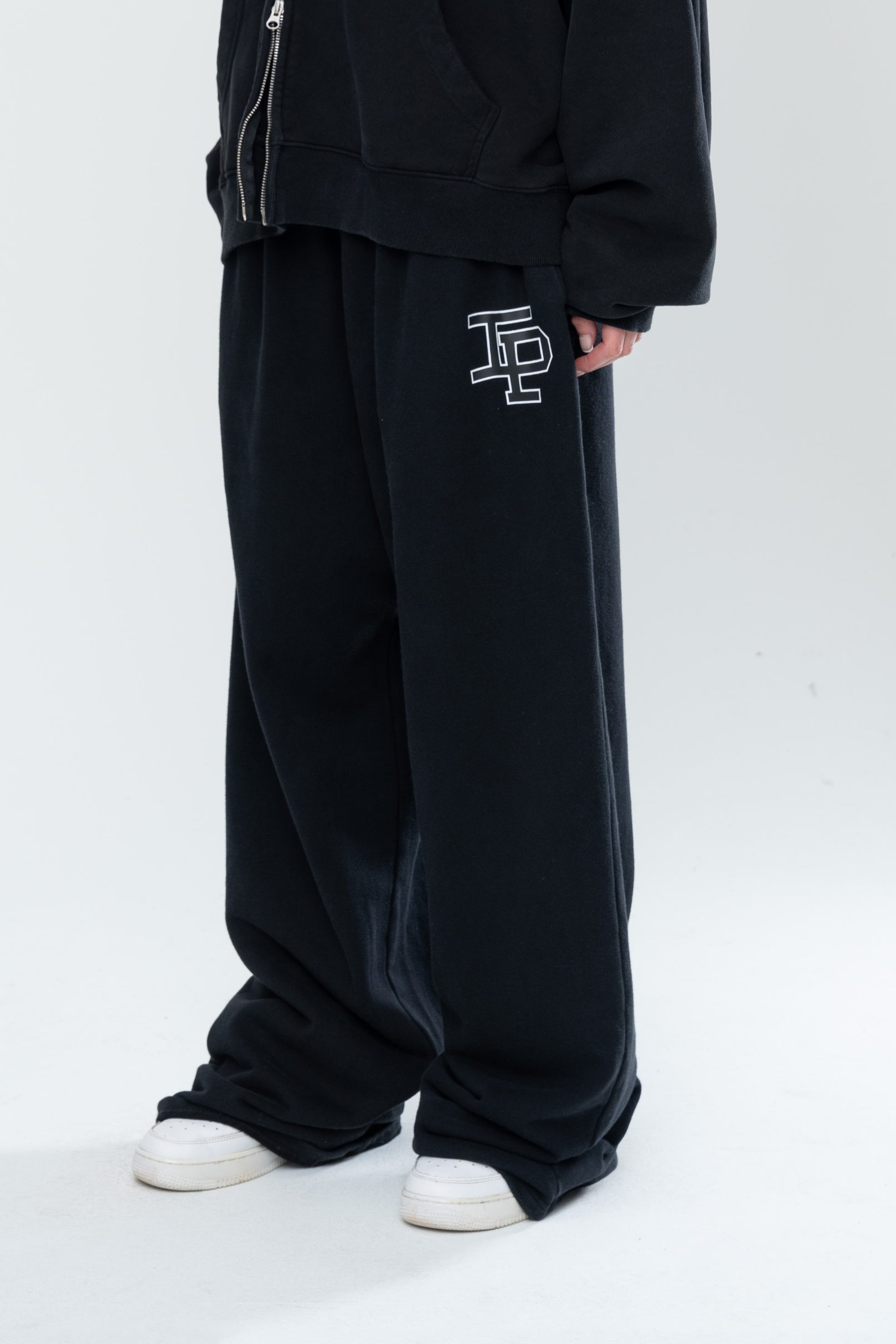 CLASSIC BAGGY SWEATS - BLACK