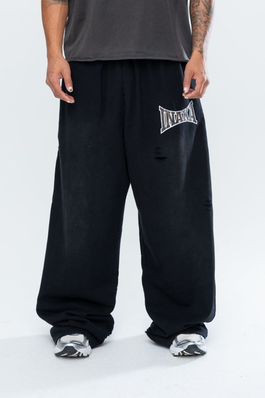 POWERSHOT DISTRESSED BAGGY SWEATPANTS